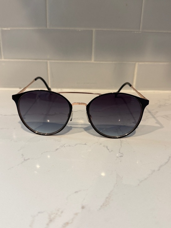 Jessica Simpson Accessories - Jessica Simpson Black and Gold Round Gradient Sunglasses